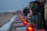 Набережную Северной Двины в Архангельске осветили 1418 свечей в память о каждом дне Великой Отечественной войны